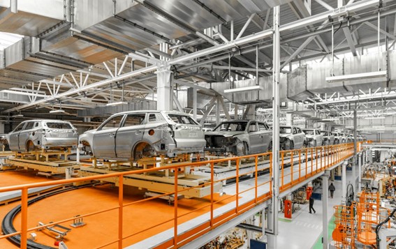 línea de ensamblaje de fábrica automotriz con varias carrocerías metálicas en proceso de producción